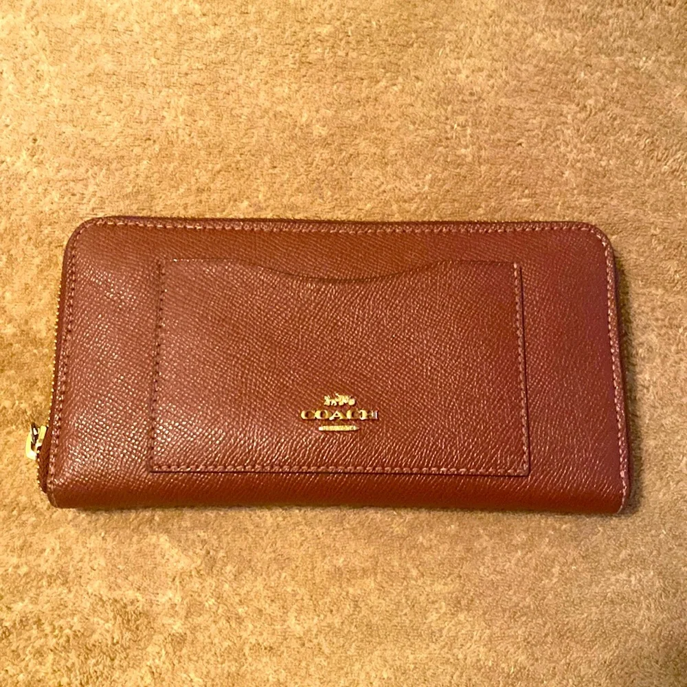 Burgundy coach wallet - Picture 1 of 4
